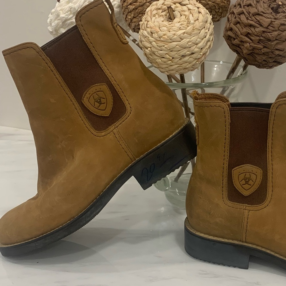 ARIAT Wexford Chelsea Pull-on Suede Ankle Boots in Dusted Tan Size 8
